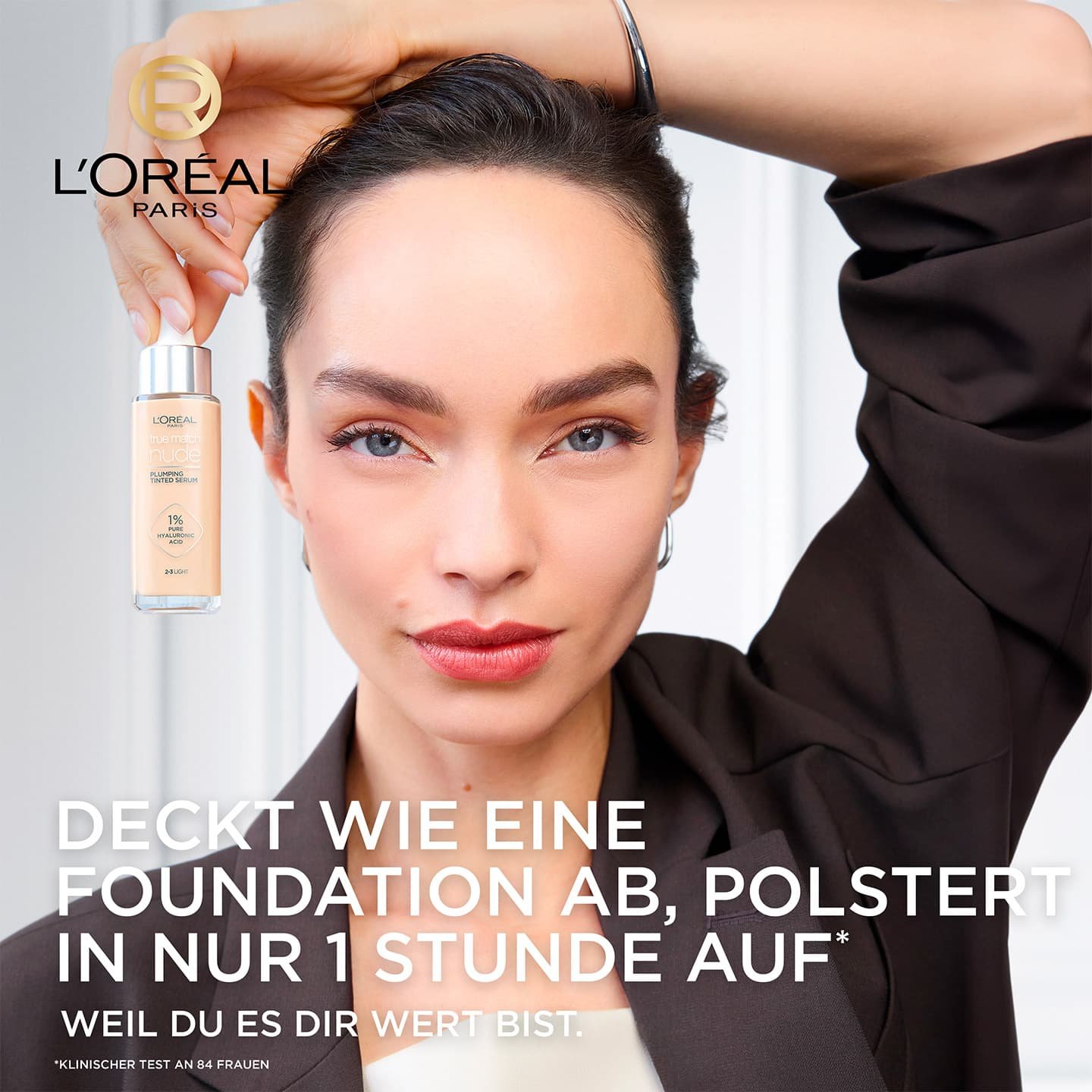 Luma Grothe hält eine Nuance & Text - deckt wie eine Foundation ab,polstert in nur 1 Stunde auf